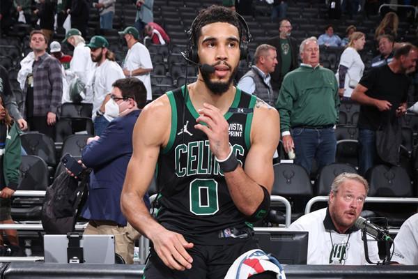 小法：管理更衣室是阿隆索最大的挑战，球队里所有人都想上场（小法：阿隆索最大难题在更衣室管理，队内人人渴望出场）