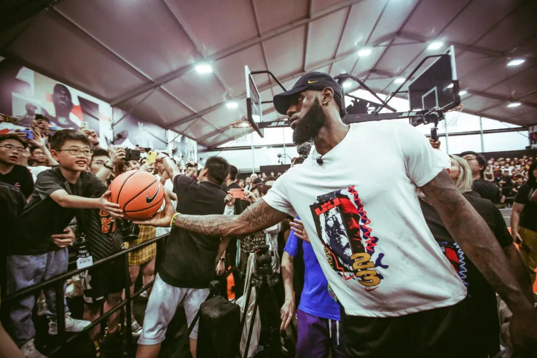 防到亚历山大10中2！马刺又一21岁新星崛起，美媒大赞：1米98版韦德（把亚历山大限制到10投仅2中！马刺21岁新星崛起，获美媒称赞：1.98米版韦德）