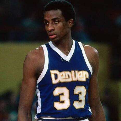 半场战报：勒沃库森1-0纽卡斯尔联，吉马良斯乌龙（半场快讯：勒沃库森1-0暂领先纽卡斯尔联，吉马良斯自摆乌龙）