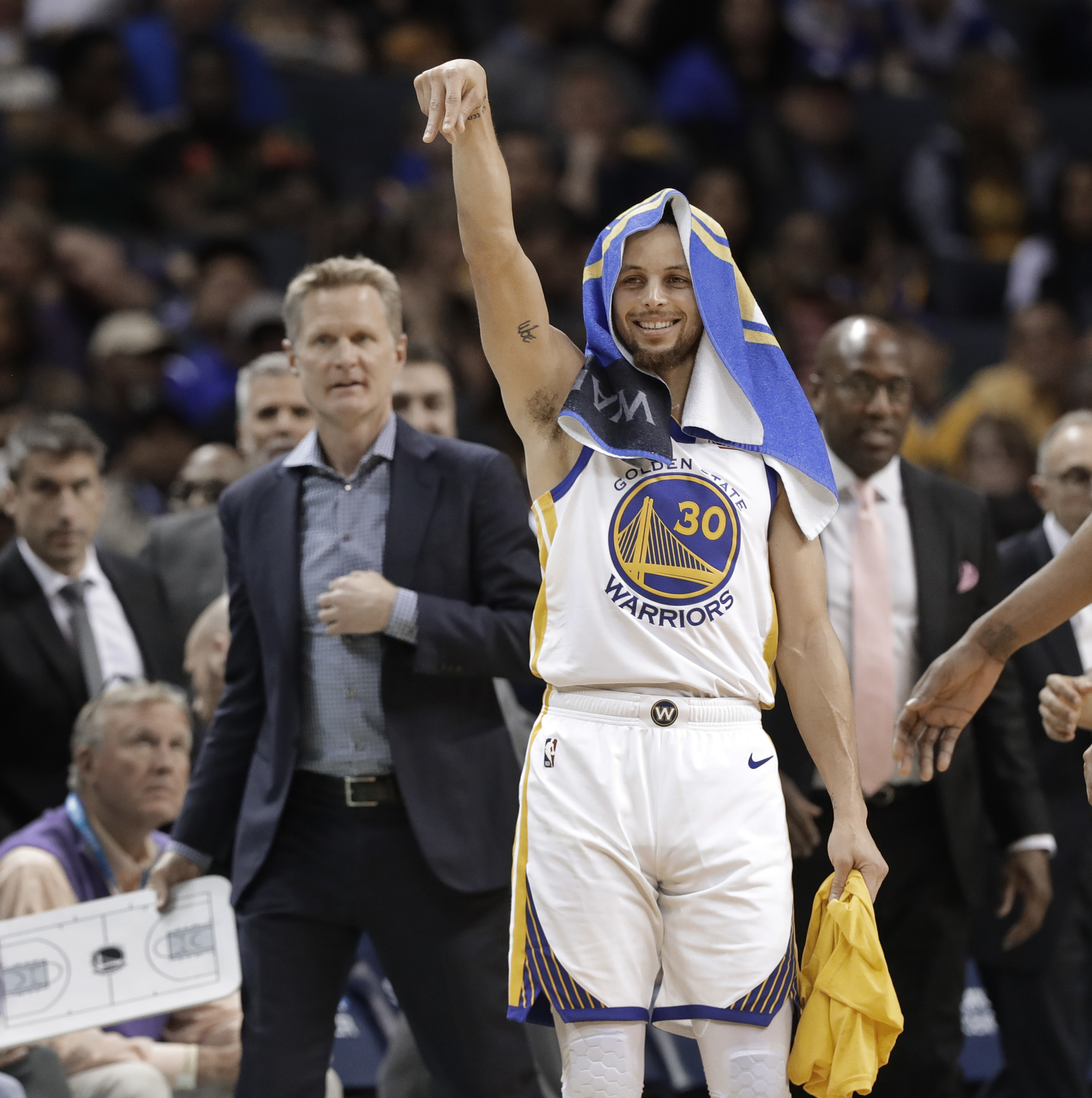 雷速体育12月7日讯 NBA常规赛继续进行，老鹰客场131-116战胜奇才。（NBA常规赛12月7日：老鹰客场131比116力克奇才）