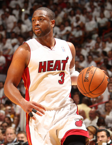 又脏又坏！多尔特不到1分钟偷袭文班两次 故意打脸+下绊子放倒文班（不到1分钟两度针对文班 多尔特疑似故意打脸并下绊子致其倒地）