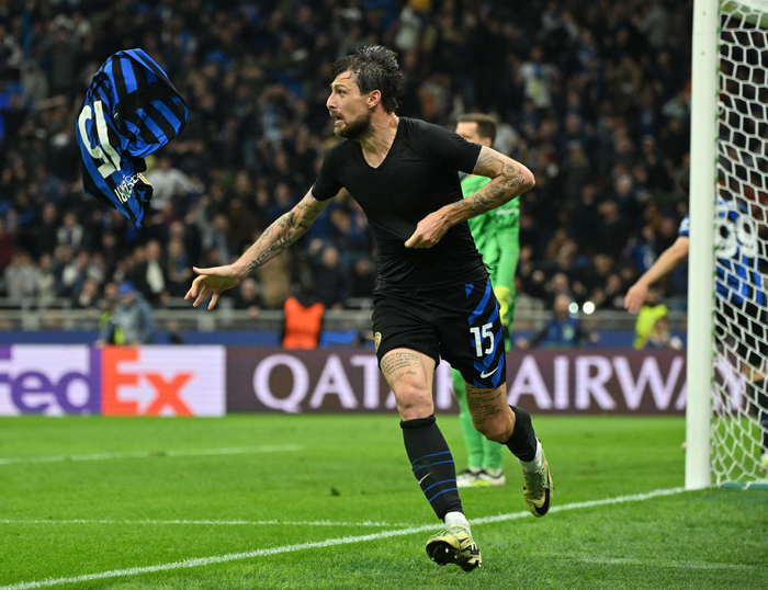 西亚卡姆开场表现抢眼，为球队注入活力（西亚卡姆强势开局，激活球队士气）