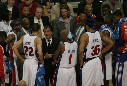 NBA：湖人加时险胜掘金 詹姆斯砍下40分（加时苦战湖人险胜掘金 詹姆斯轰下40分）