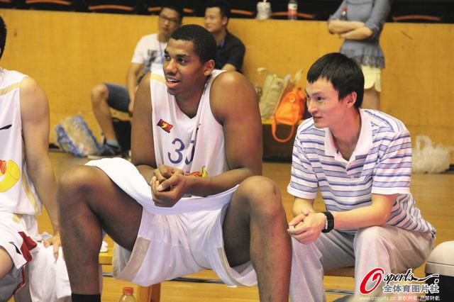 米体：意甲启用高可见度足球，荧光橙配色以往仅用于极端天气（米体：意甲将启用高可视度用球，曾仅用于极端天气的荧光橙配色成常态）