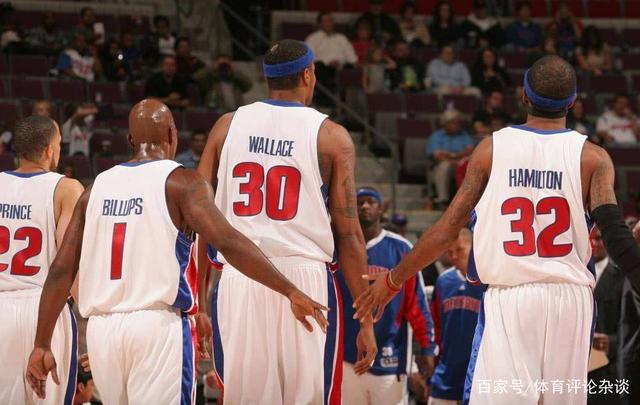 港队主场战新加坡，新加坡球员伤退时担架工作人员忍不住庆祝（港队主场迎战新加坡，担架员在新加坡球员伤退时当场庆祝）