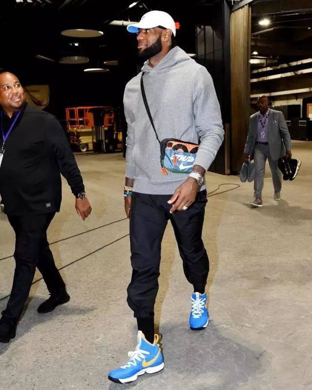 前一刻还在与民众招手，妻子抱着他大哭不止（刚才还对民众挥手致意，妻子此刻抱着他泣不成声）