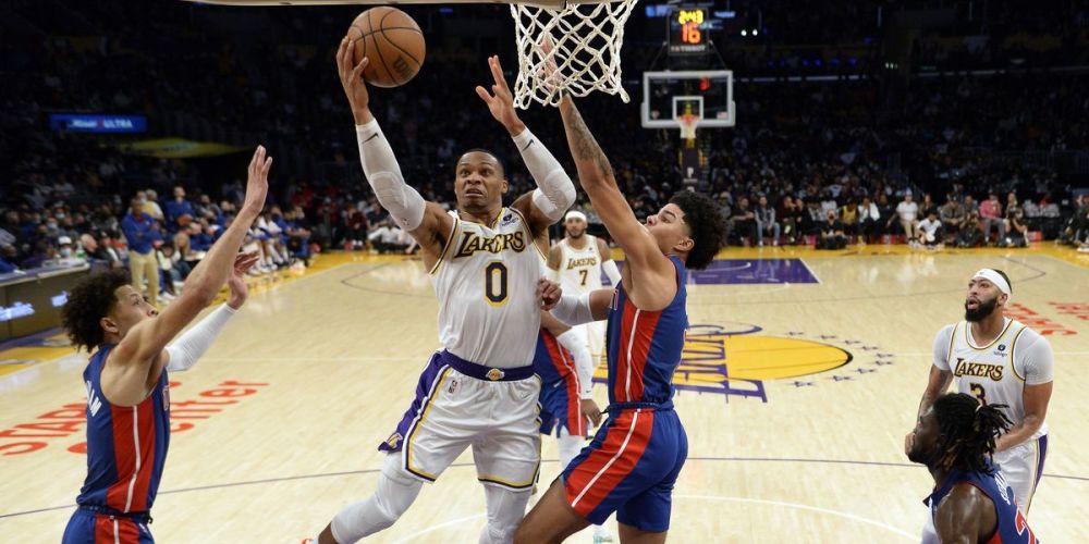 转会窗：尤文国米竞争21岁后卫，麦肯尼续约博弈（转会动态：尤文与国米争抢21岁后卫，麦肯尼续约谈判胶着）